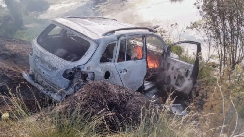 Hallaron a dos personas carbonizadas en un auto incendiado