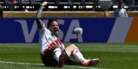 El gesto de dolor de Driussi al lesionarse en River vs. Urawa Red Diamonds.