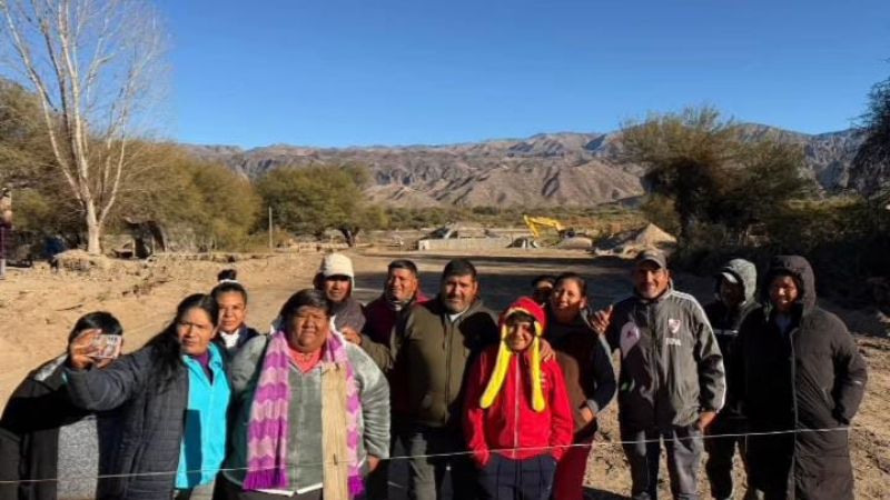 Familia corta el ingreso al nuevo puente en Santa María