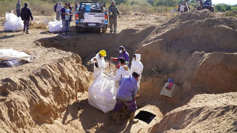 Basura que ahoga: debieron adelantar tareas de emergencia en el canal de riego de Capayán