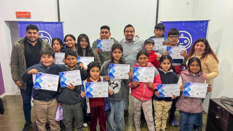 Certificados a Jóvenes Innovadores en Robótica y Programación en Tinogasta