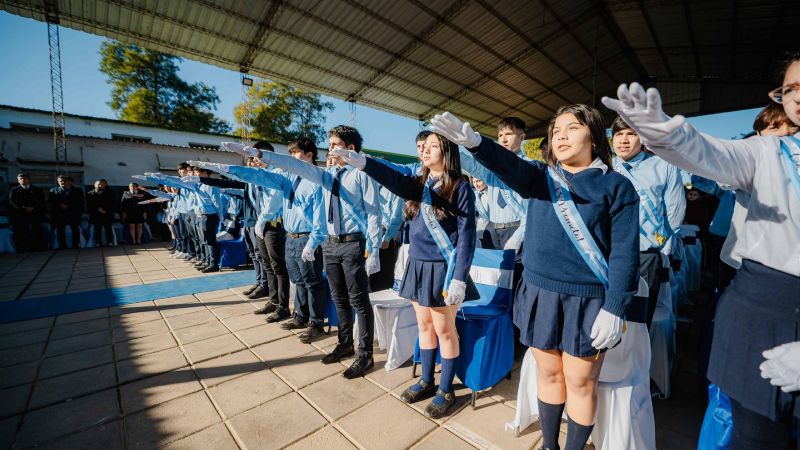 El Gobernador tomó juramento a la bandera en Los Altos