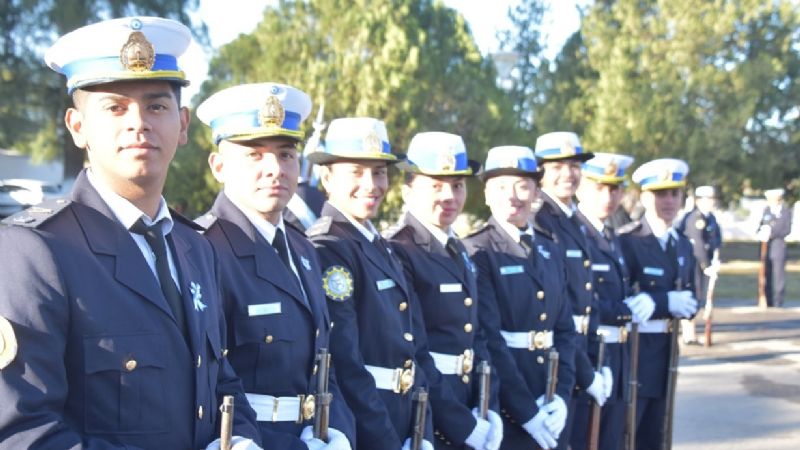 Alumnos cadetes y aspirantes a agentes juraron la bandera