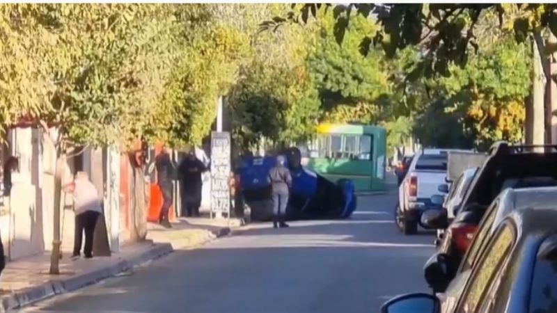 Volcó un auto en pleno centro