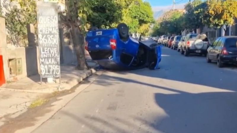 Volcó un auto en pleno centro