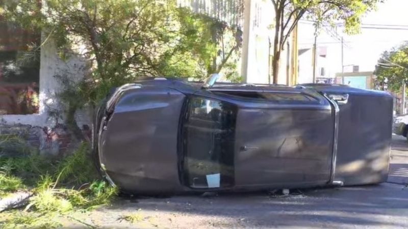 Iba alcoholizado, se durmió y volcó con la camioneta en avenida Mariano Moreno