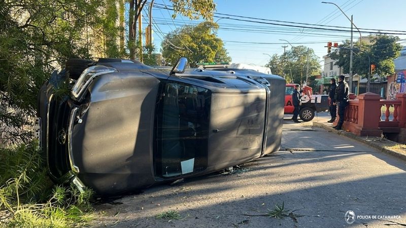 Iba alcoholizado, se durmió y volcó con la camioneta en avenida Mariano Moreno