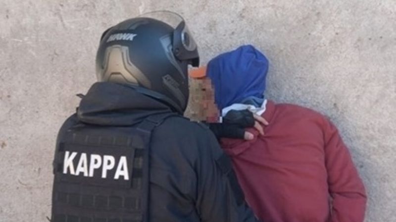 Vio cuando un ladrón escondía una moto robada