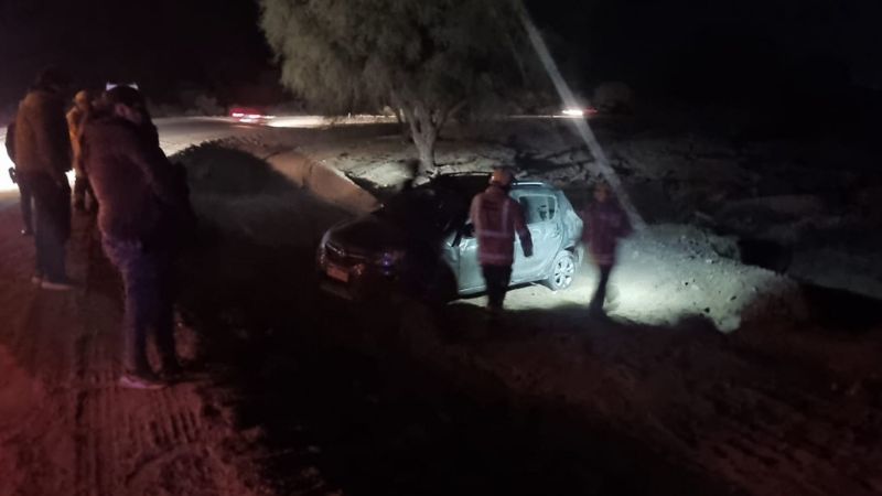 Despistó y terminó en la banquina