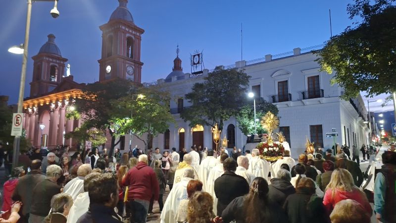 Cientos de fieles celebraron a Jesús  presente en la Sagrada Eucaristía