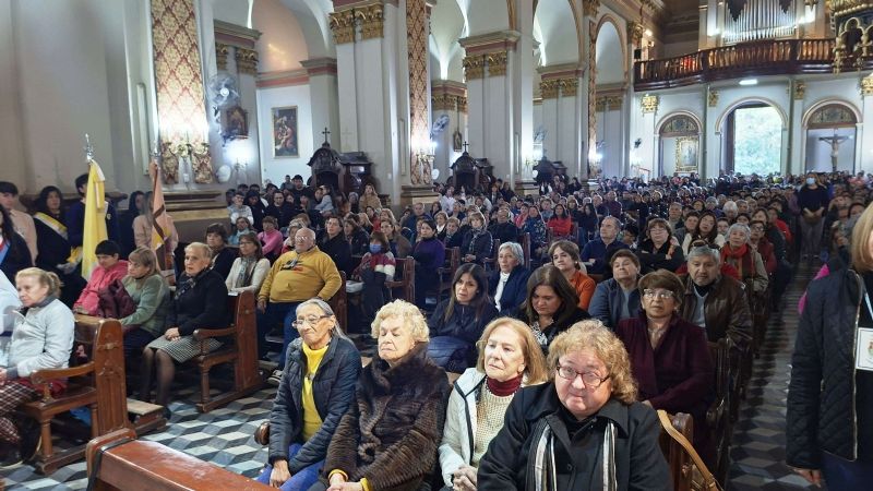 Cientos de fieles celebraron a Jesús  presente en la Sagrada Eucaristía