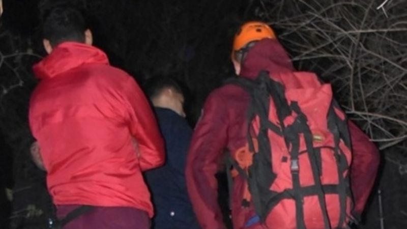 Se lesionó el tobillo en medio de la montaña y debieron rescatarlo