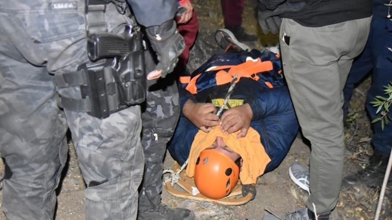 Se lesionó el tobillo en medio de la montaña y debieron rescatarlo