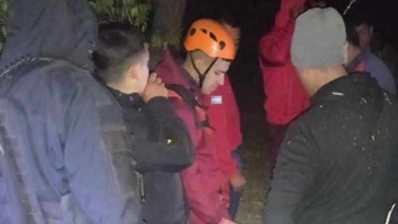 Se lesionó el tobillo en medio de la montaña y debieron rescatarlo