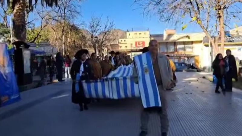Presentaron el poncho de la scaloneta de 14 metros de largo