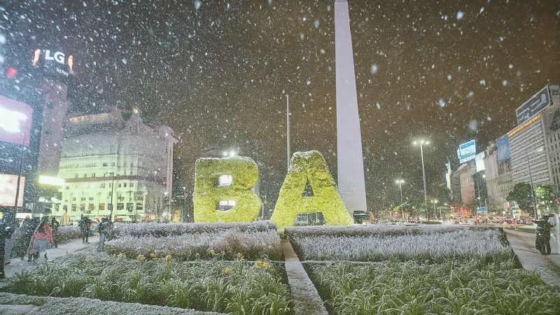 ¡Histórico! Cayó nieve en Buenos Aires y revivió la postal del 9 de julio