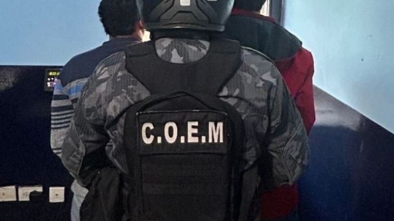 Circulaban en moto y con un cuchillo