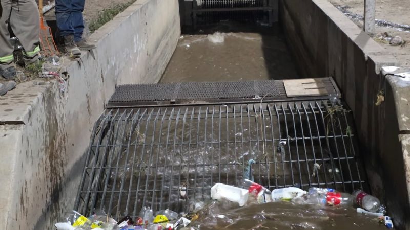 Continúa la limpieza del canal de riego en el Valle Central