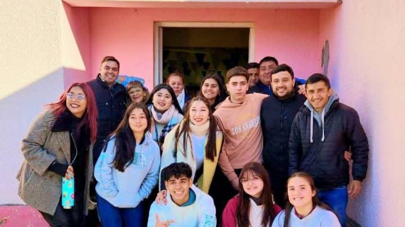 Egresados entregan donaciones a escuelas de Monte Redondo y Alijilán