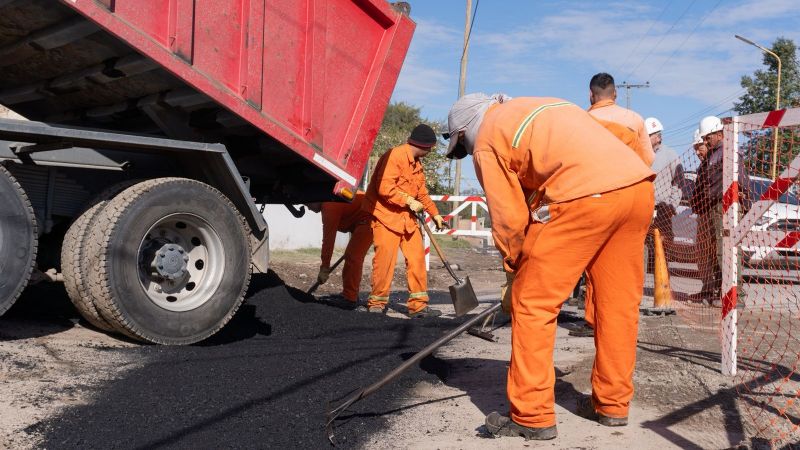 Restitución de asfalto y recomposición de calzadas en la obra de cloacas
