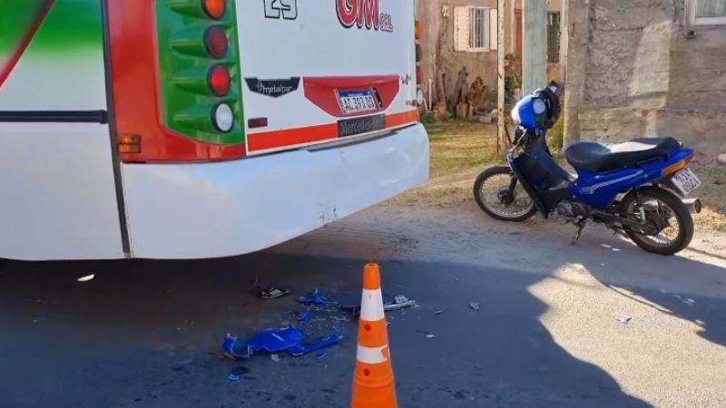 Motociclista lesionado tras chocar con un colectivo