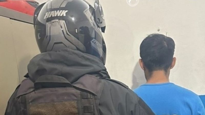 Golpeó y le arrebató pertenencias a un joven