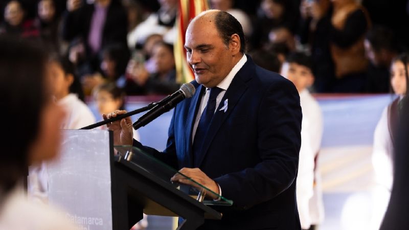 Saadi anunció bono de $80.000 para becados y contratados