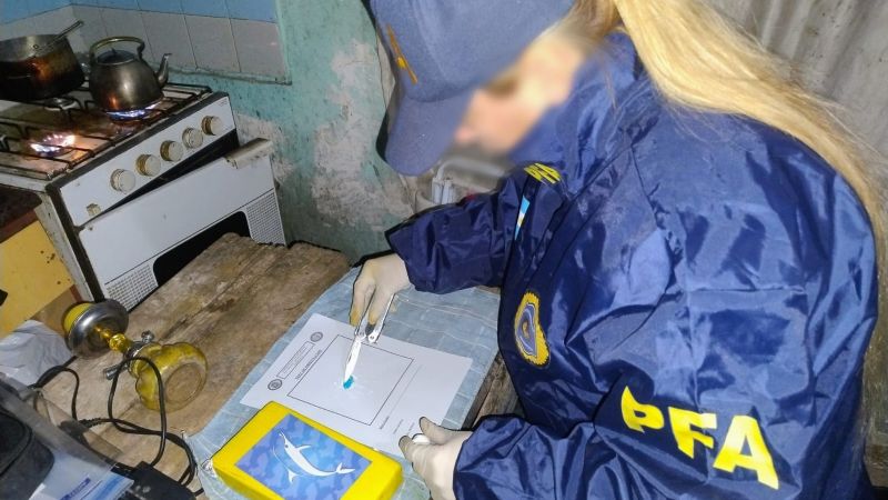 Vivían como soldados, vendían droga y estaban armados hasta los dientes