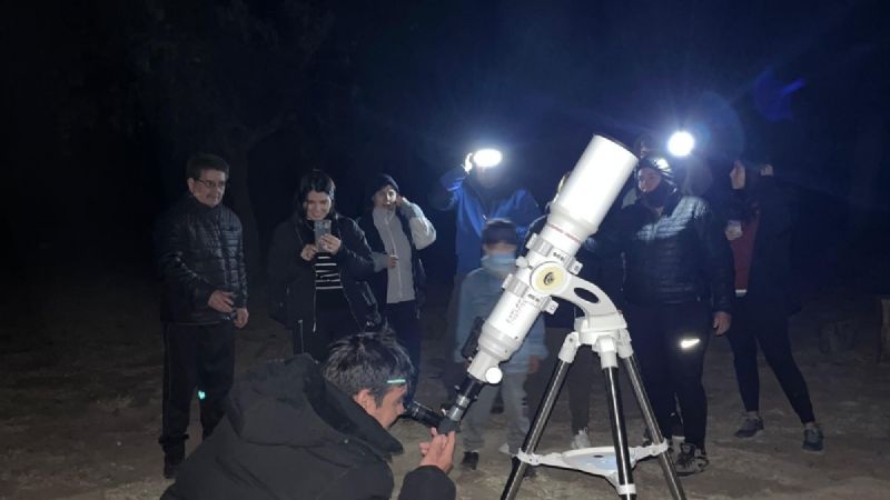 Noche Estelar y Sabores Nativos en el Pueblo Perdido de la Quebrada