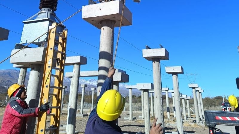 Montan equipos de alta tensión en la estación transformadora de Ampajango