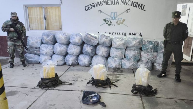 Narcos cruzaban en jangadas y dejaron atrás cocaína, un arma y millones en contrabando