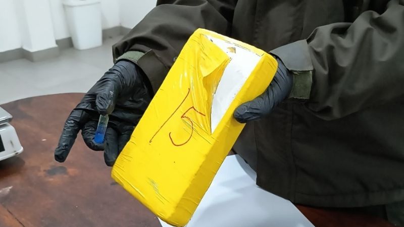 Narcos cruzaban en jangadas y dejaron atrás cocaína, un arma y millones en contrabando