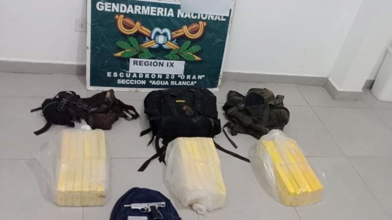 Narcos cruzaban en jangadas y dejaron atrás cocaína, un arma y millones en contrabando