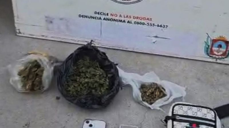 Secuestran marihuana, ansiolíticos, un iPhone, balanzas y una moto