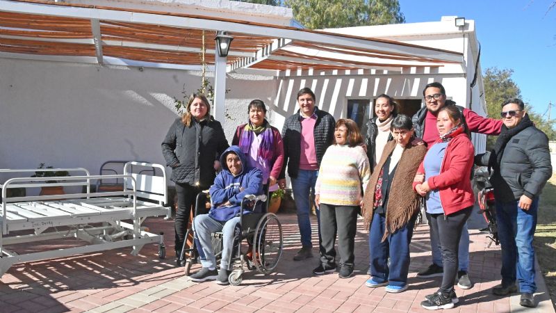 Salud refuerza la atención en Tinogasta con nueva cama ortopédica