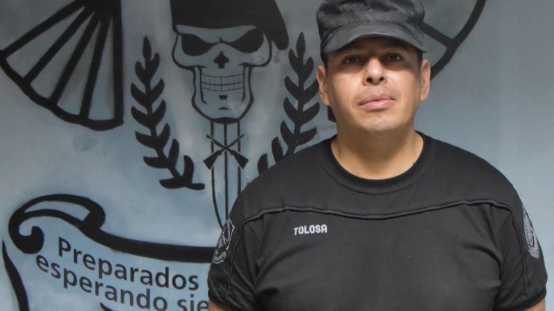 Héroe en uniforme: un policía salvó la vida de una beba en el sur de la Capital