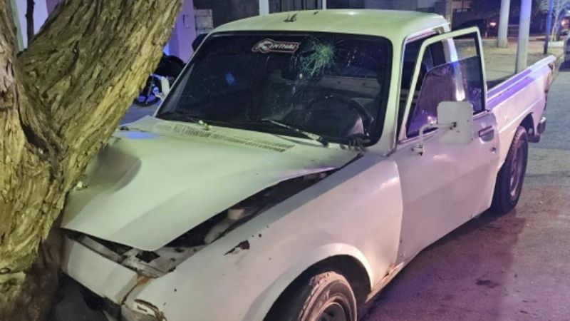 ¡Impactante! Perdió el control y se incrustó contra un árbol en plena madrugada