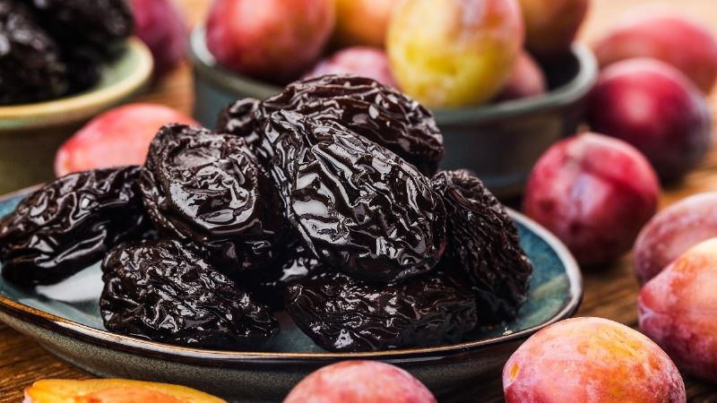 "Oro negro": la fruta que rejuvenece la piel, fortalece los huesos y estimula el colágeno