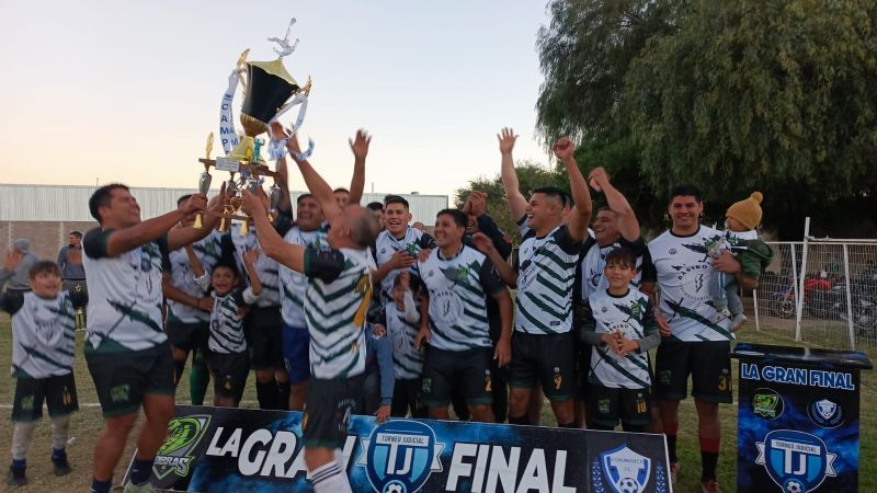 “Los Cobras” campeones del Apertura 2025 en homenaje a Mario Galván