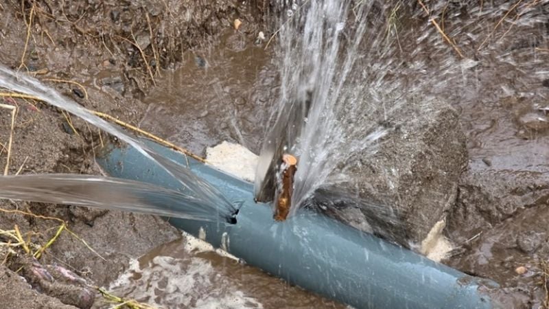 Intento de conexión clandestina genera pérdida de agua