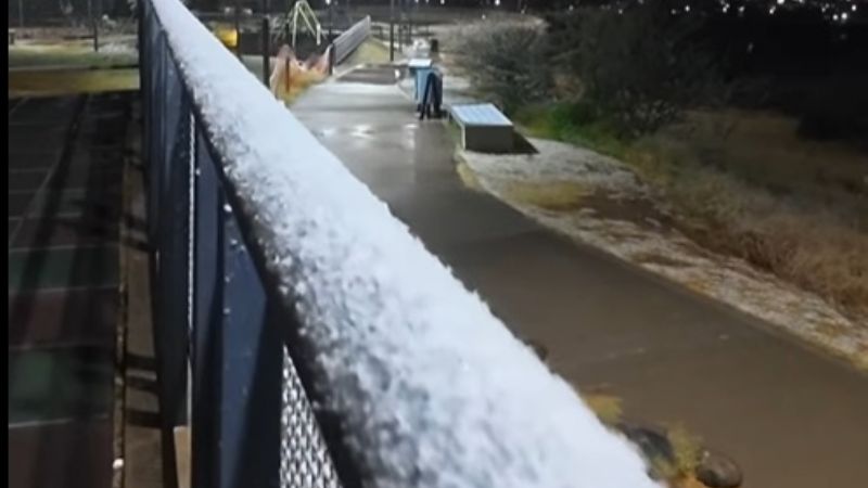 Mirá las postales: tras 18 años, se registró caída de nieve en la Capital