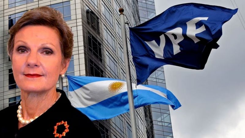 Ordenan a la Argentina entregar el 51% de las acciones de YPF