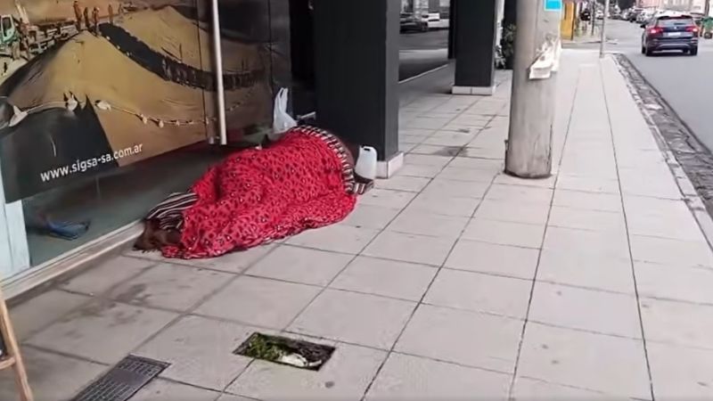 En medio del hielo y la indiferencia: sobrevive en cartones en pleno centro catamarqueño