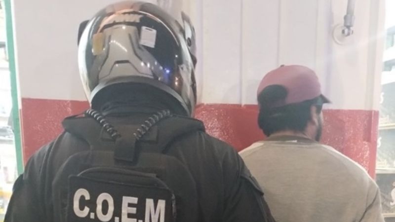 Le quiso robar la mochila a un policía que estaba de civil