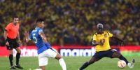 Casemiro y Moises Caicedo disputan la posesión de la pelota, postal de la visita de Brasil a Ecuador.