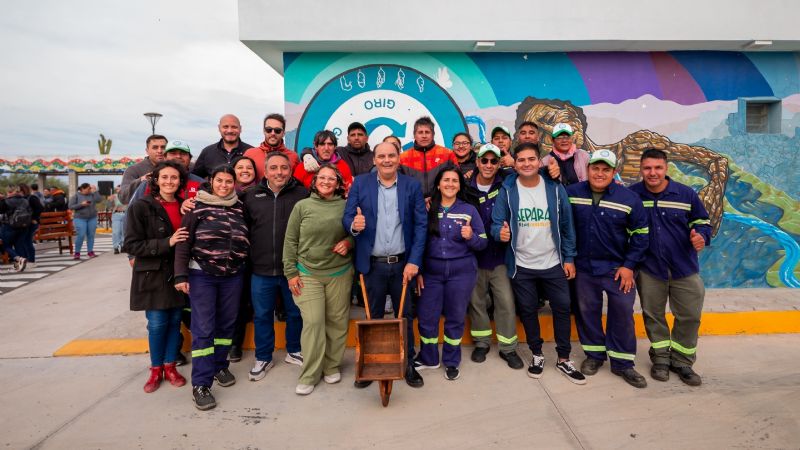 Entregaron árboles y mobiliario sustentable en Valle Chico