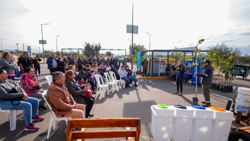 Entregaron árboles y mobiliario sustentable en Valle Chico
