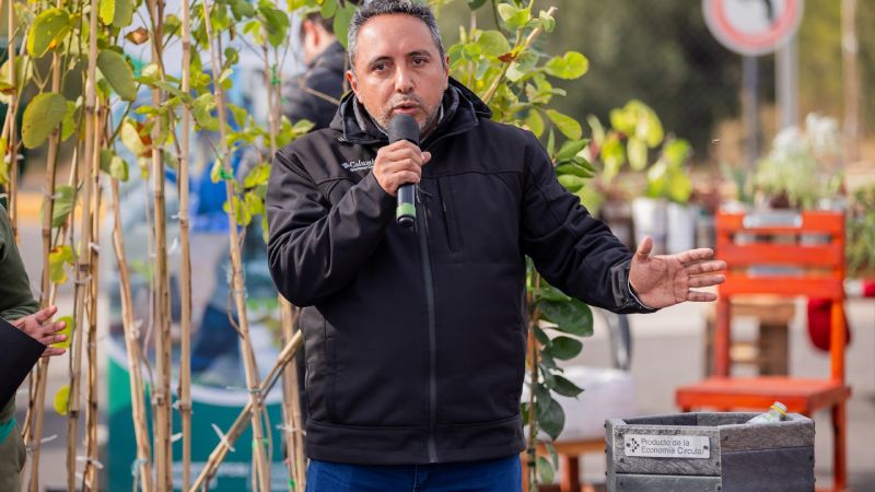 Entregaron árboles y mobiliario sustentable en Valle Chico