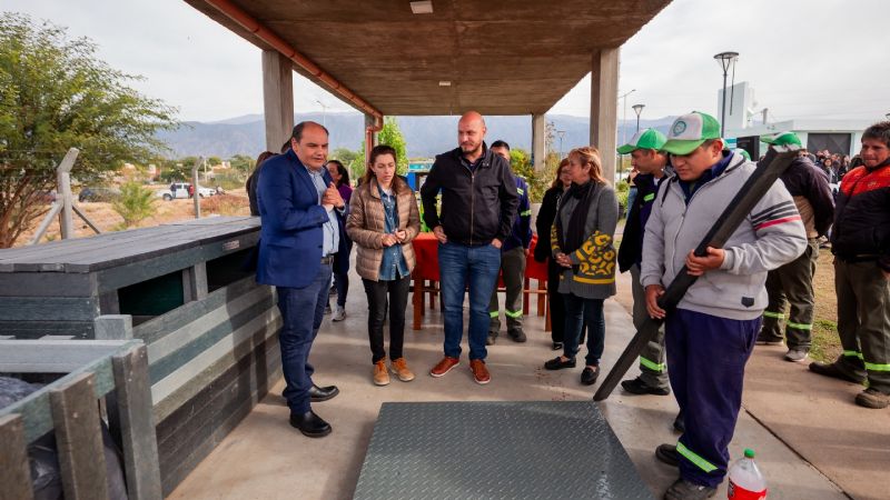 Entregaron árboles y mobiliario sustentable en Valle Chico