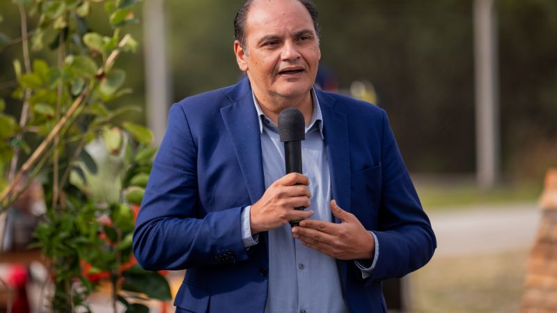 Entregaron árboles y mobiliario sustentable en Valle Chico